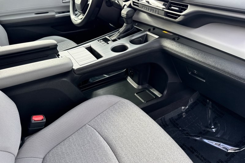 Toyota Sienna Vehicle Full-screen Gallery Image 17