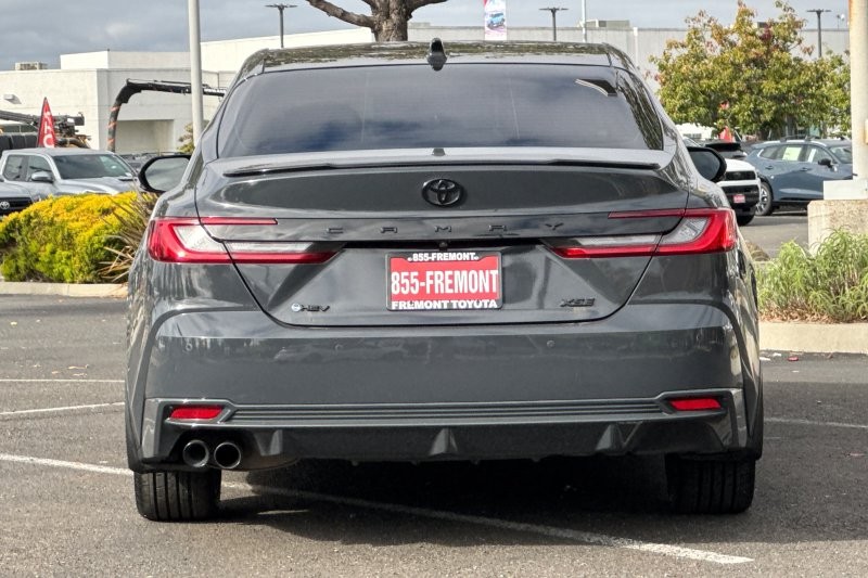 Toyota Camry Vehicle Full-screen Gallery Image 05