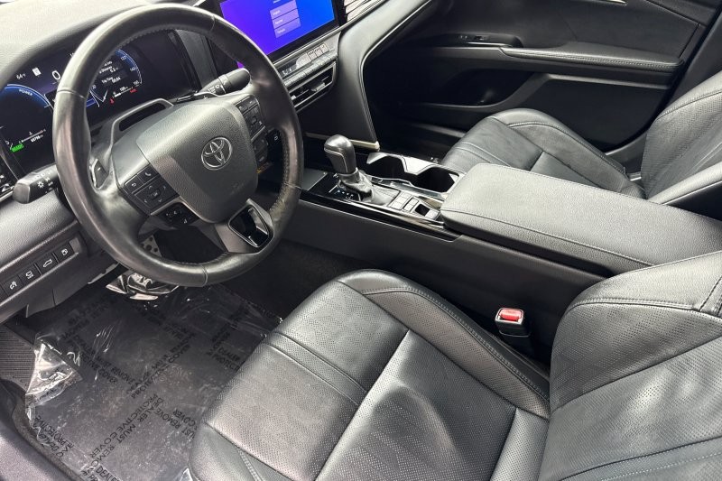 Toyota Camry Vehicle Full-screen Gallery Image 10