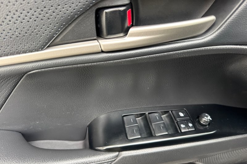 Toyota Camry Vehicle Full-screen Gallery Image 11
