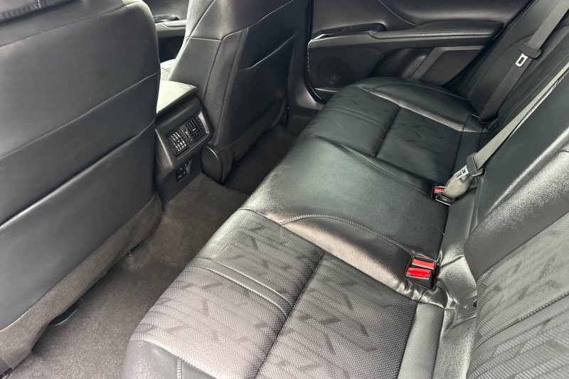 Toyota Camry Vehicle Full-screen Gallery Image 12