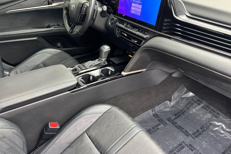 Toyota Camry Vehicle Full-screen Gallery Image 15