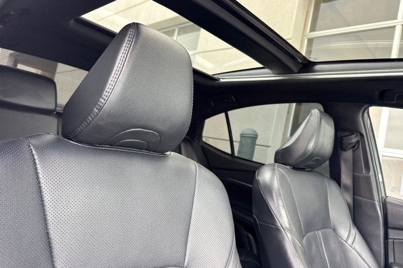 Toyota Camry Vehicle Full-screen Gallery Image 16