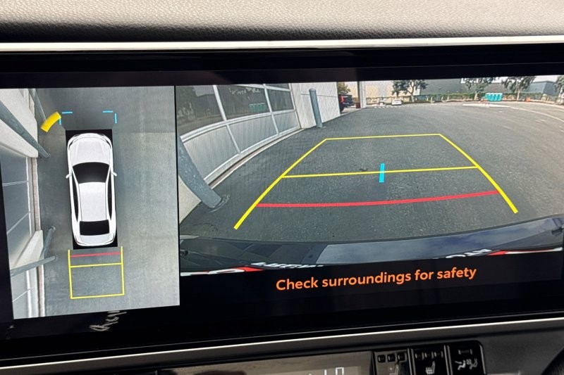 Toyota Camry Vehicle Full-screen Gallery Image 18