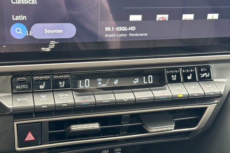 Toyota Camry Vehicle Full-screen Gallery Image 19