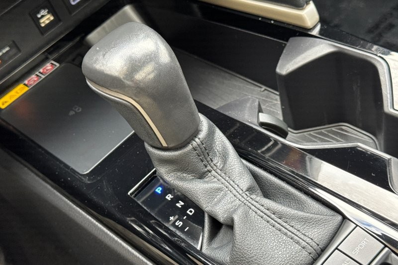 Toyota Camry Vehicle Full-screen Gallery Image 20