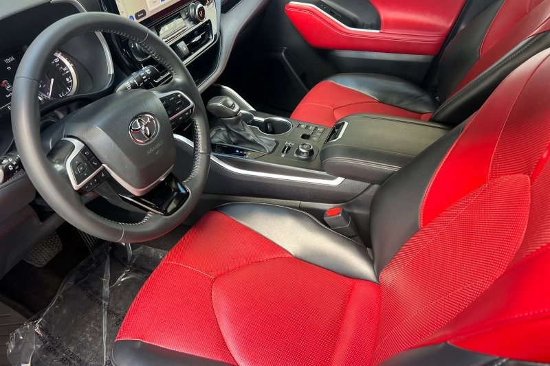 Toyota Highlander Vehicle Full-screen Gallery Image 10
