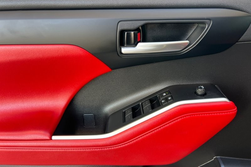 Toyota Highlander Vehicle Full-screen Gallery Image 11