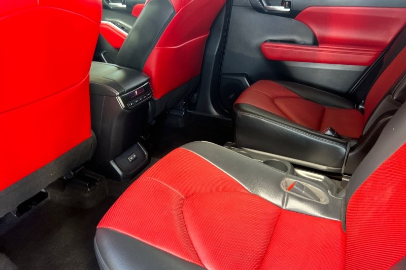 Toyota Highlander Vehicle Full-screen Gallery Image 12