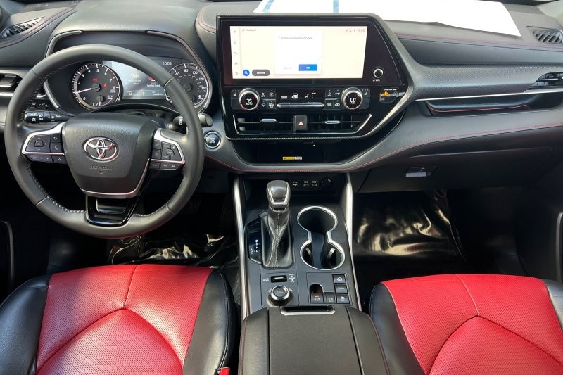 Toyota Highlander Vehicle Full-screen Gallery Image 13