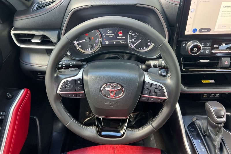 Toyota Highlander Vehicle Full-screen Gallery Image 14