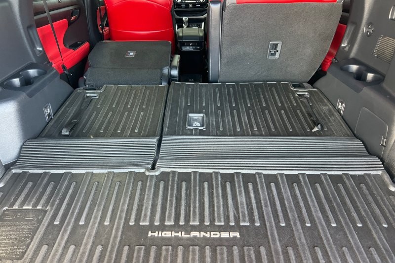 Toyota Highlander Vehicle Full-screen Gallery Image 16