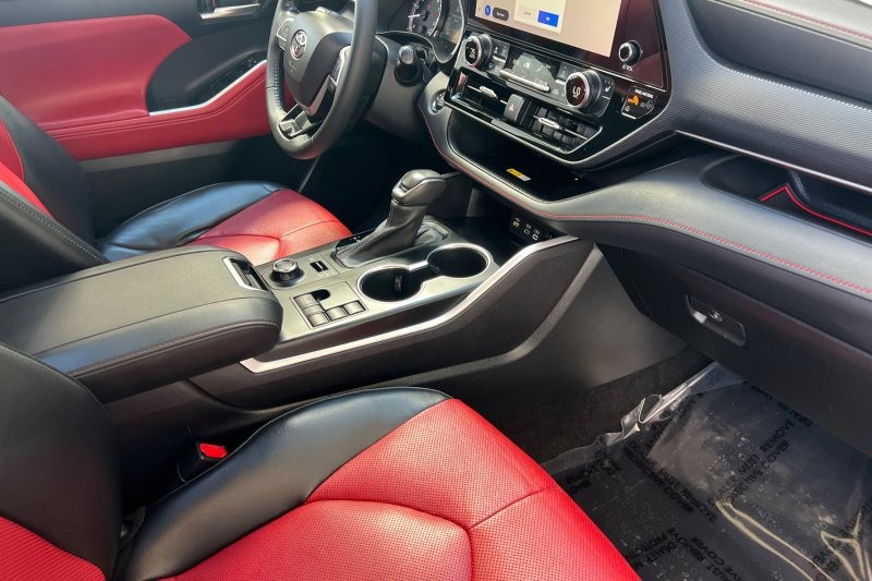 Toyota Highlander Vehicle Full-screen Gallery Image 17