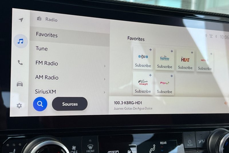Toyota Highlander Vehicle Full-screen Gallery Image 19