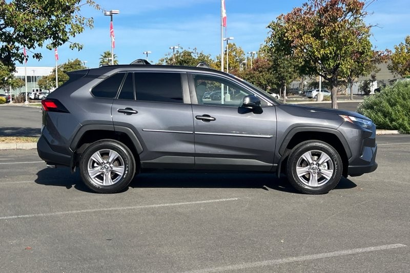 Toyota RAV4 Vehicle Full-screen Gallery Image 03