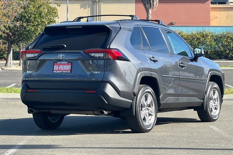 Toyota RAV4 Vehicle Full-screen Gallery Image 04
