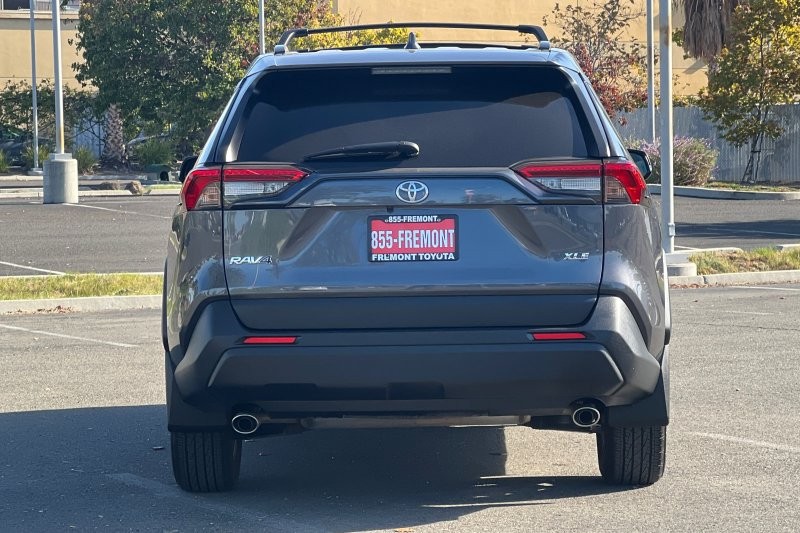 Toyota RAV4 Vehicle Full-screen Gallery Image 05