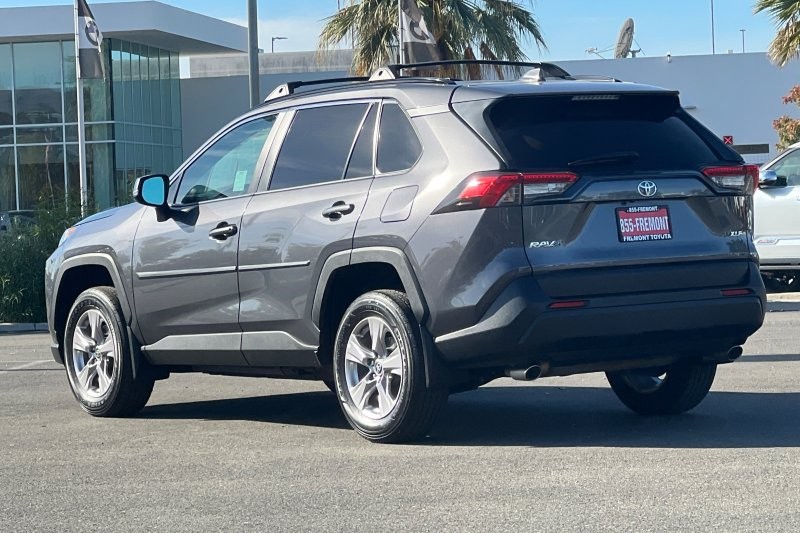 Toyota RAV4 Vehicle Full-screen Gallery Image 06