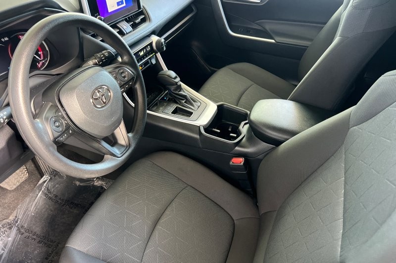 Toyota RAV4 Vehicle Full-screen Gallery Image 10