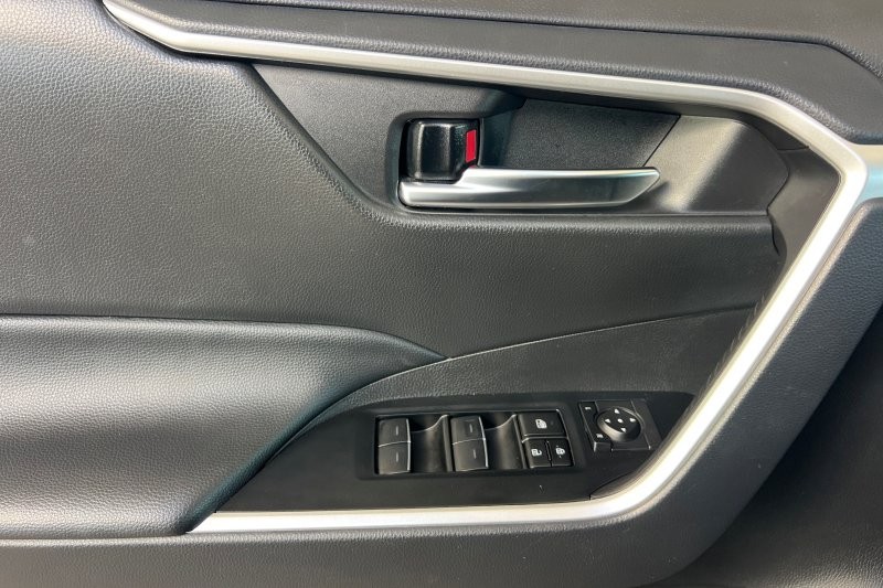 Toyota RAV4 Vehicle Full-screen Gallery Image 11