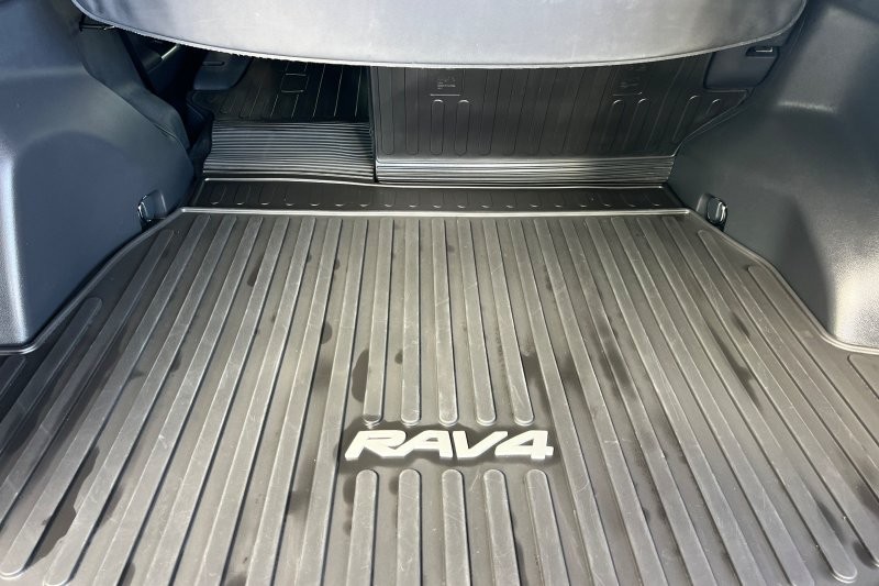 Toyota RAV4 Vehicle Full-screen Gallery Image 15