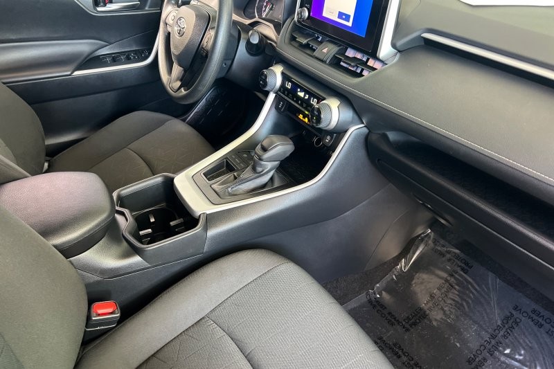 Toyota RAV4 Vehicle Full-screen Gallery Image 16