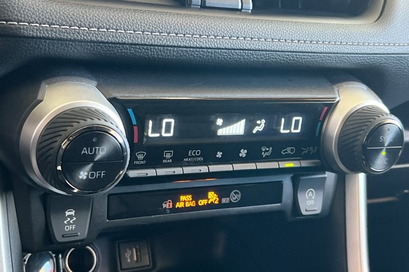 Toyota RAV4 Vehicle Full-screen Gallery Image 20