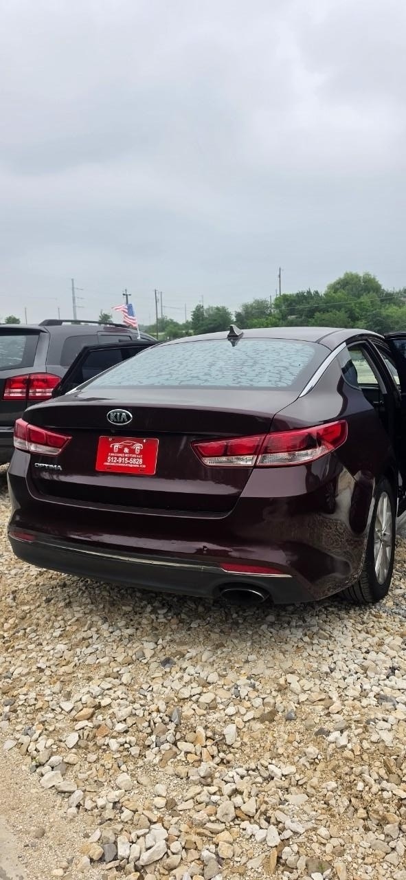 Kia Optima Vehicle Full-screen Gallery Image 03