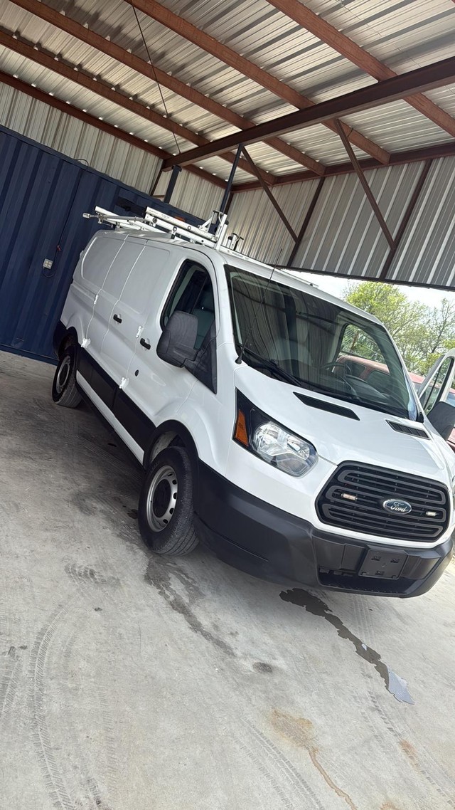 Ford Transit Van Vehicle Full-screen Gallery Image 03