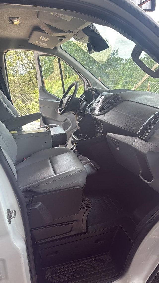 Ford Transit Van Vehicle Full-screen Gallery Image 04
