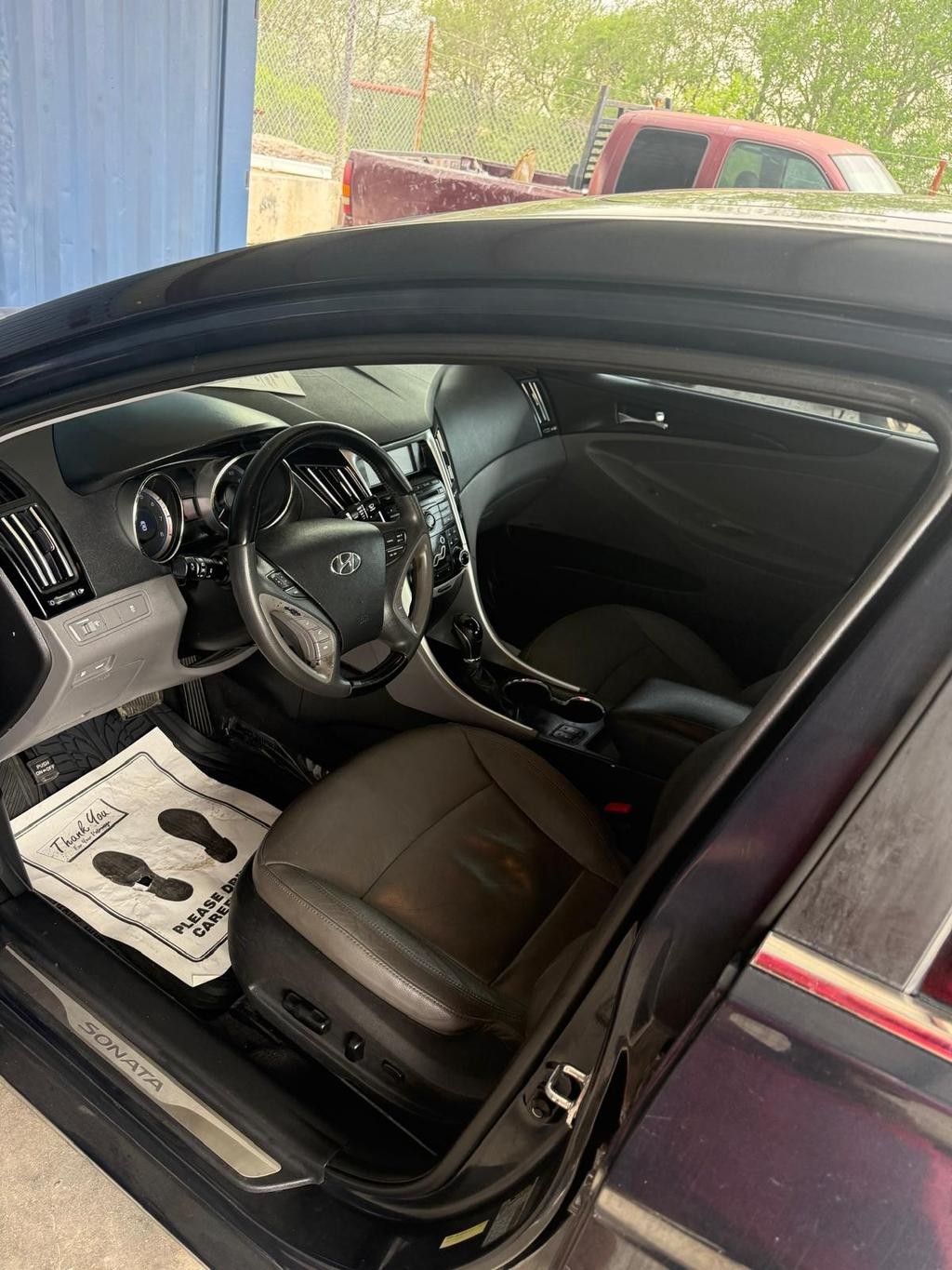 Hyundai Sonata Vehicle Full-screen Gallery Image 02