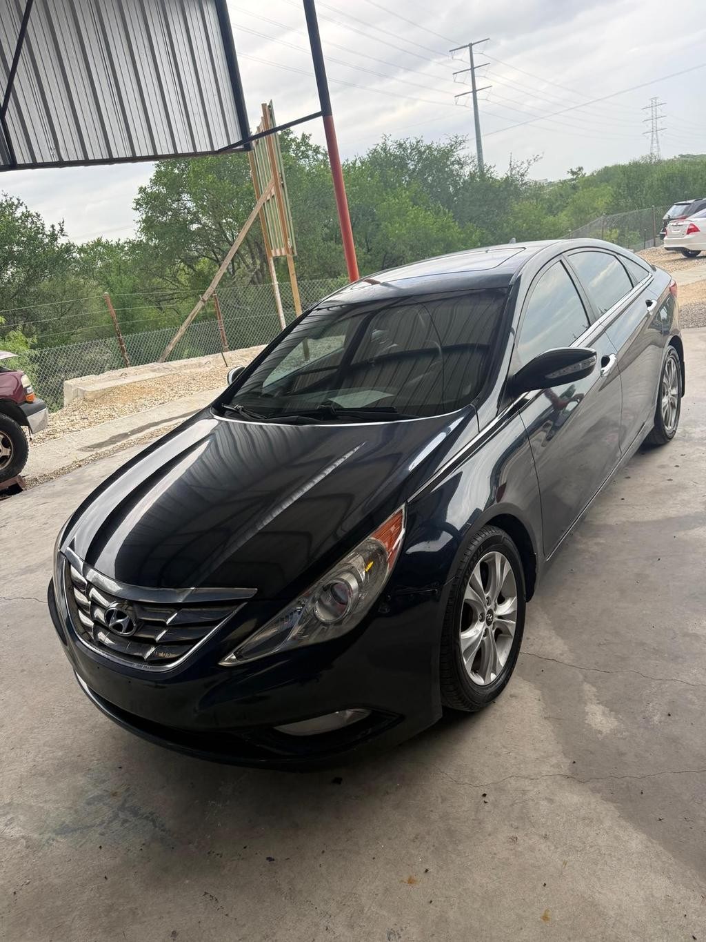 Hyundai Sonata Vehicle Full-screen Gallery Image 03