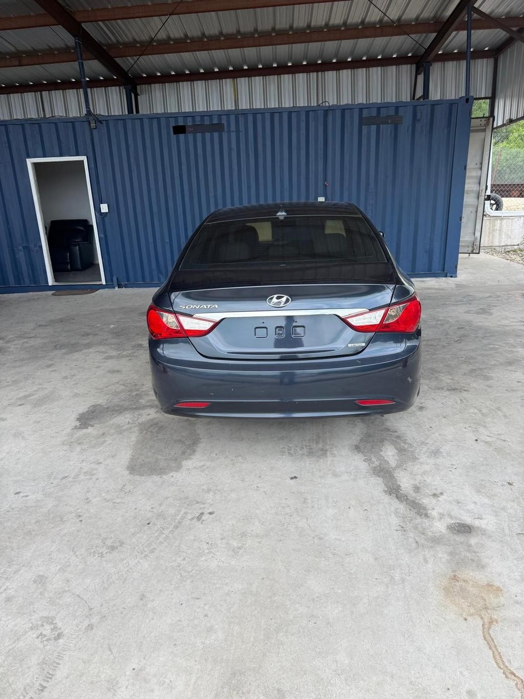 Hyundai Sonata Vehicle Full-screen Gallery Image 05