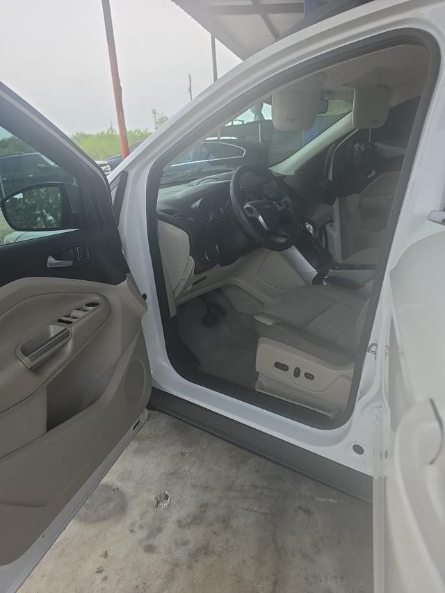 Ford Escape Vehicle Full-screen Gallery Image 04