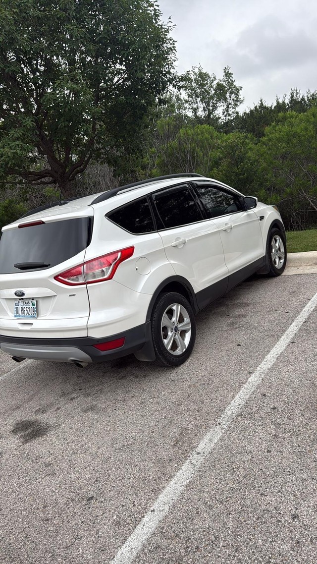 Ford Escape Vehicle Full-screen Gallery Image 06