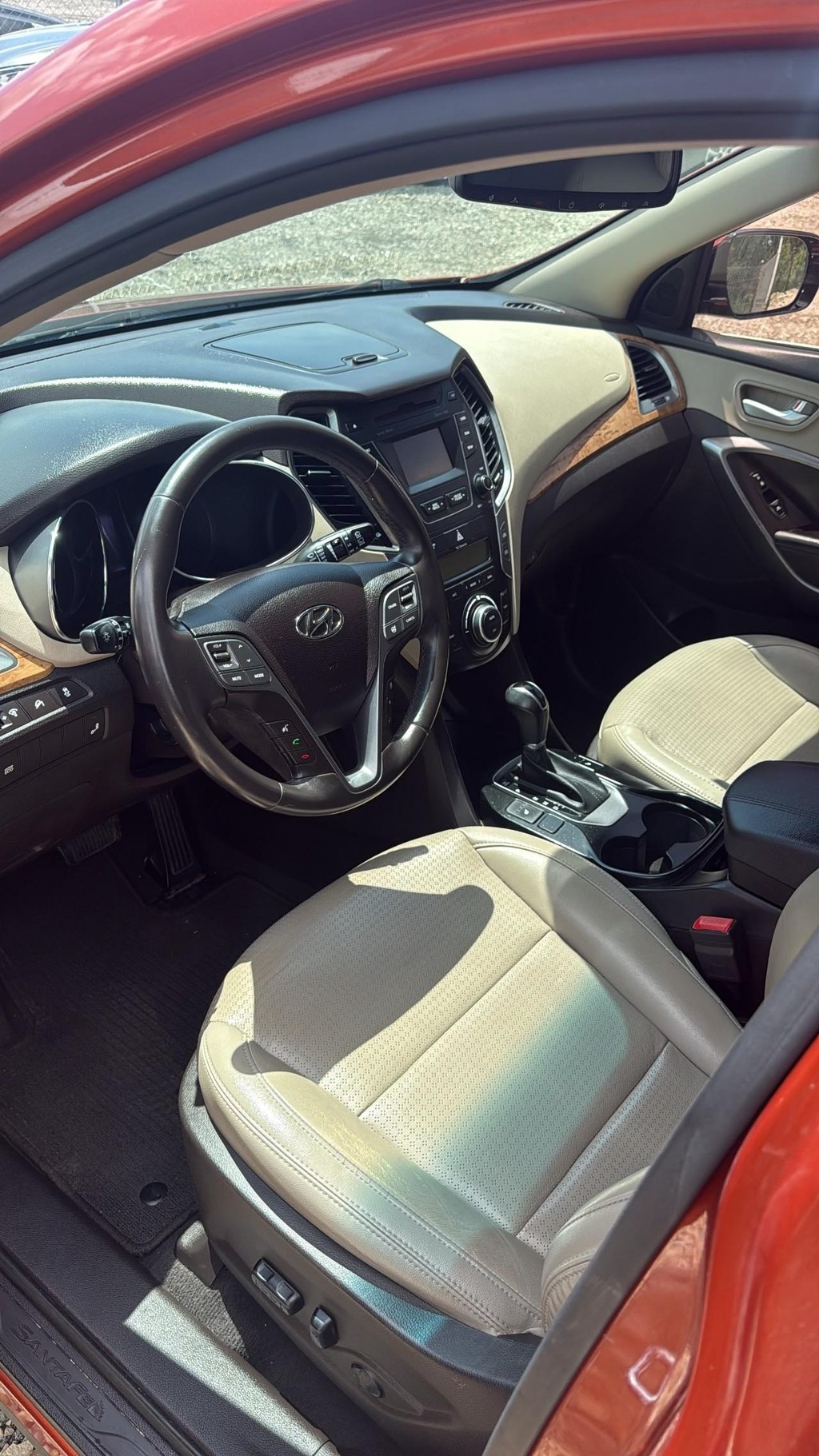 Hyundai Santa Fe Sport Vehicle Full-screen Gallery Image 03