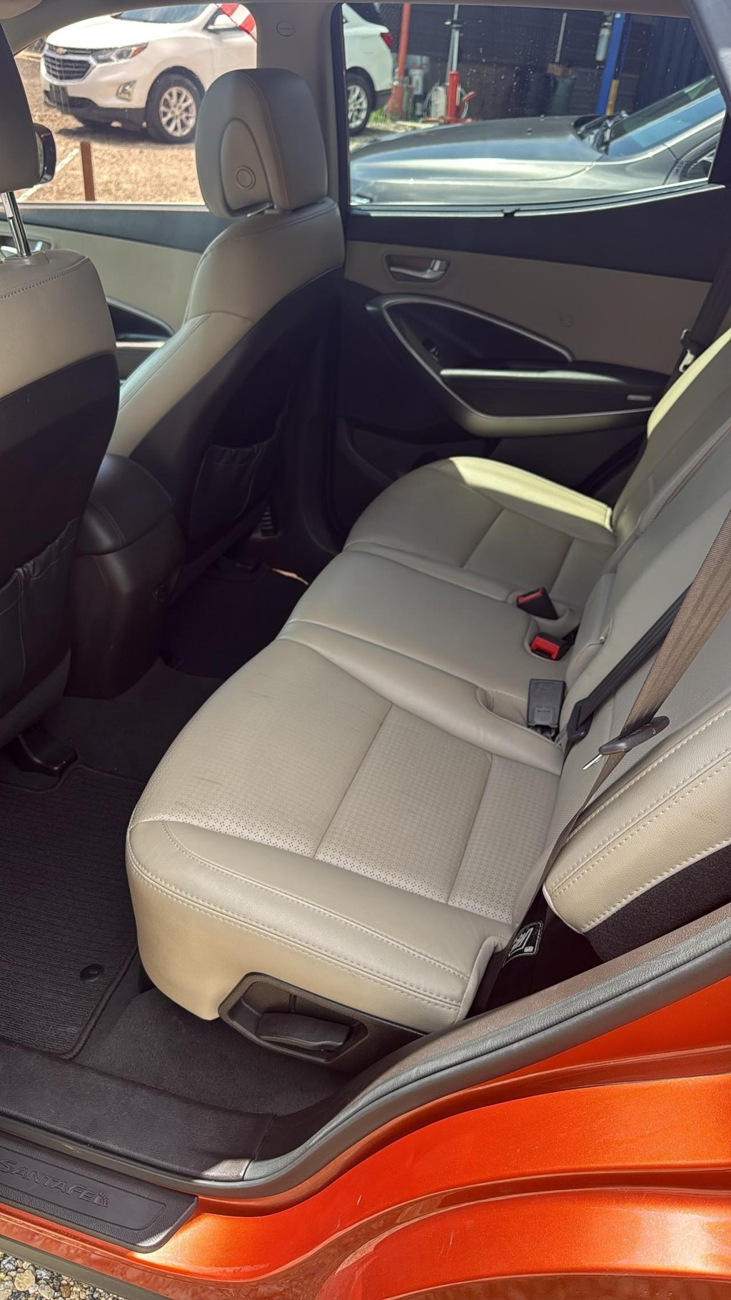 Hyundai Santa Fe Sport Vehicle Full-screen Gallery Image 04