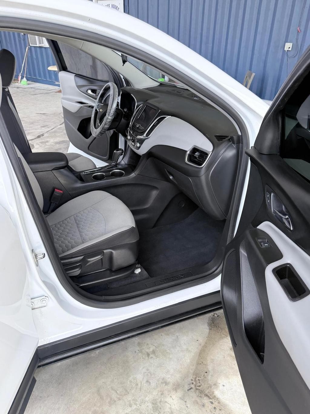 Chevrolet Equinox Vehicle Full-screen Gallery Image 06