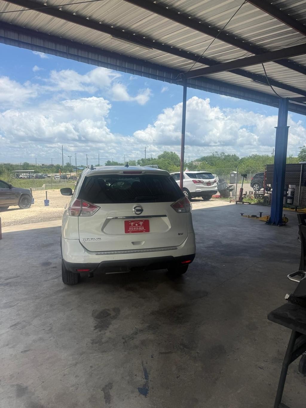 Nissan Rogue Vehicle Full-screen Gallery Image 02