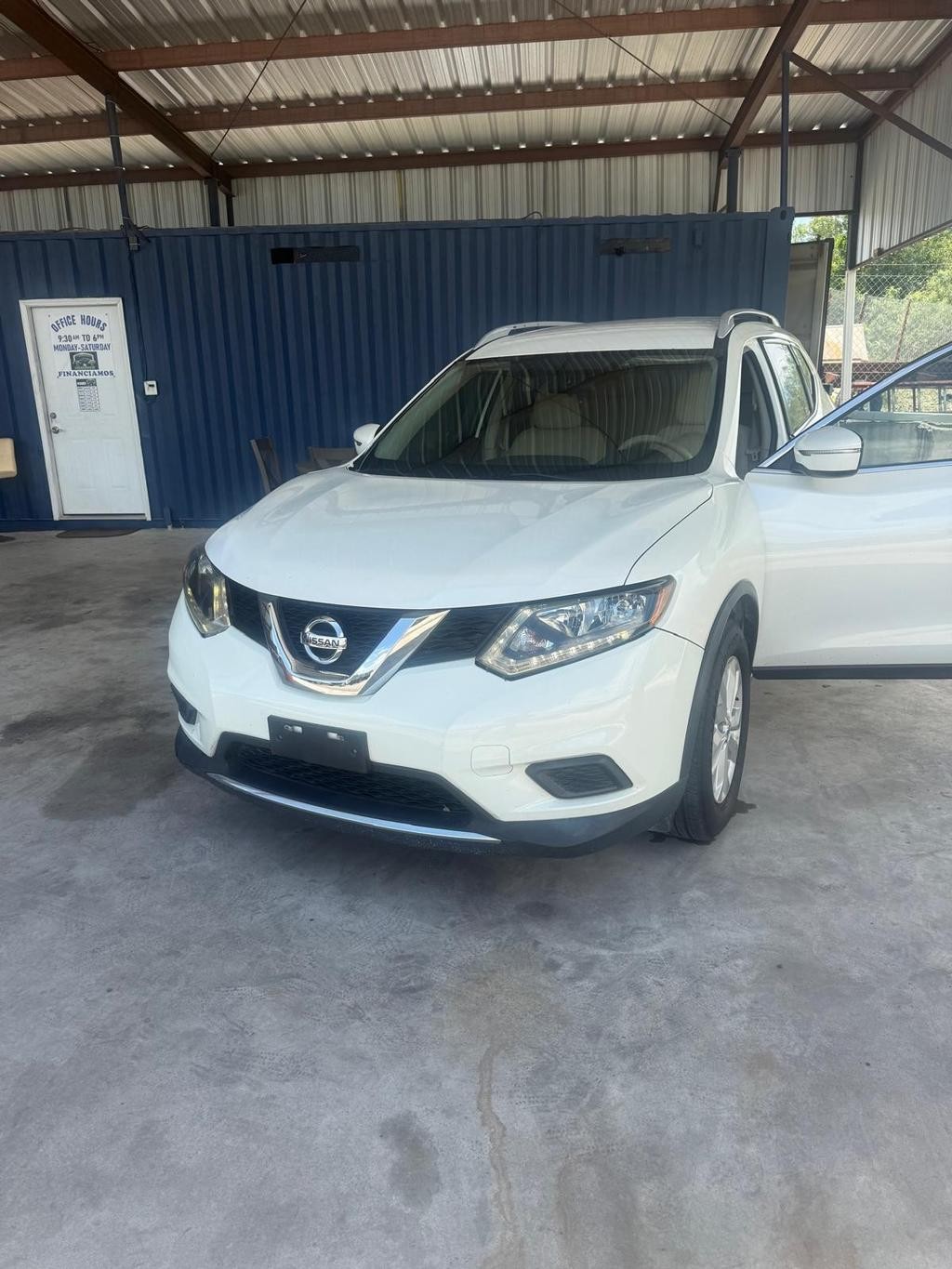 Nissan Rogue Vehicle Full-screen Gallery Image 04