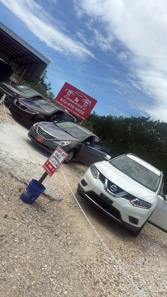 Nissan Rogue Vehicle Full-screen Gallery Image 03