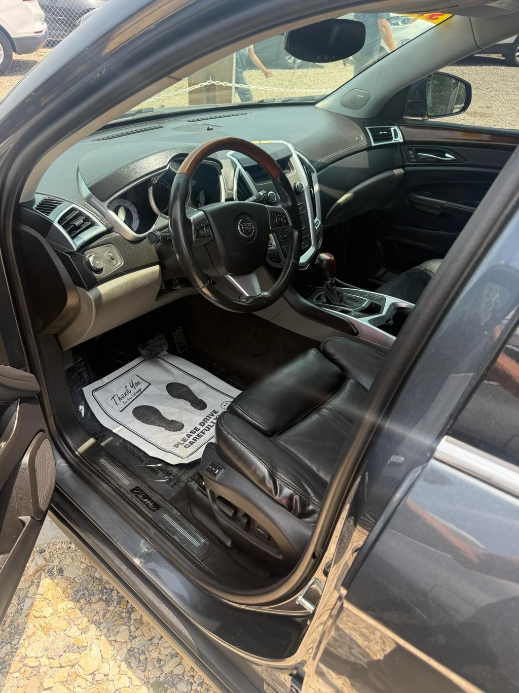 Cadillac SRX Vehicle Full-screen Gallery Image 02