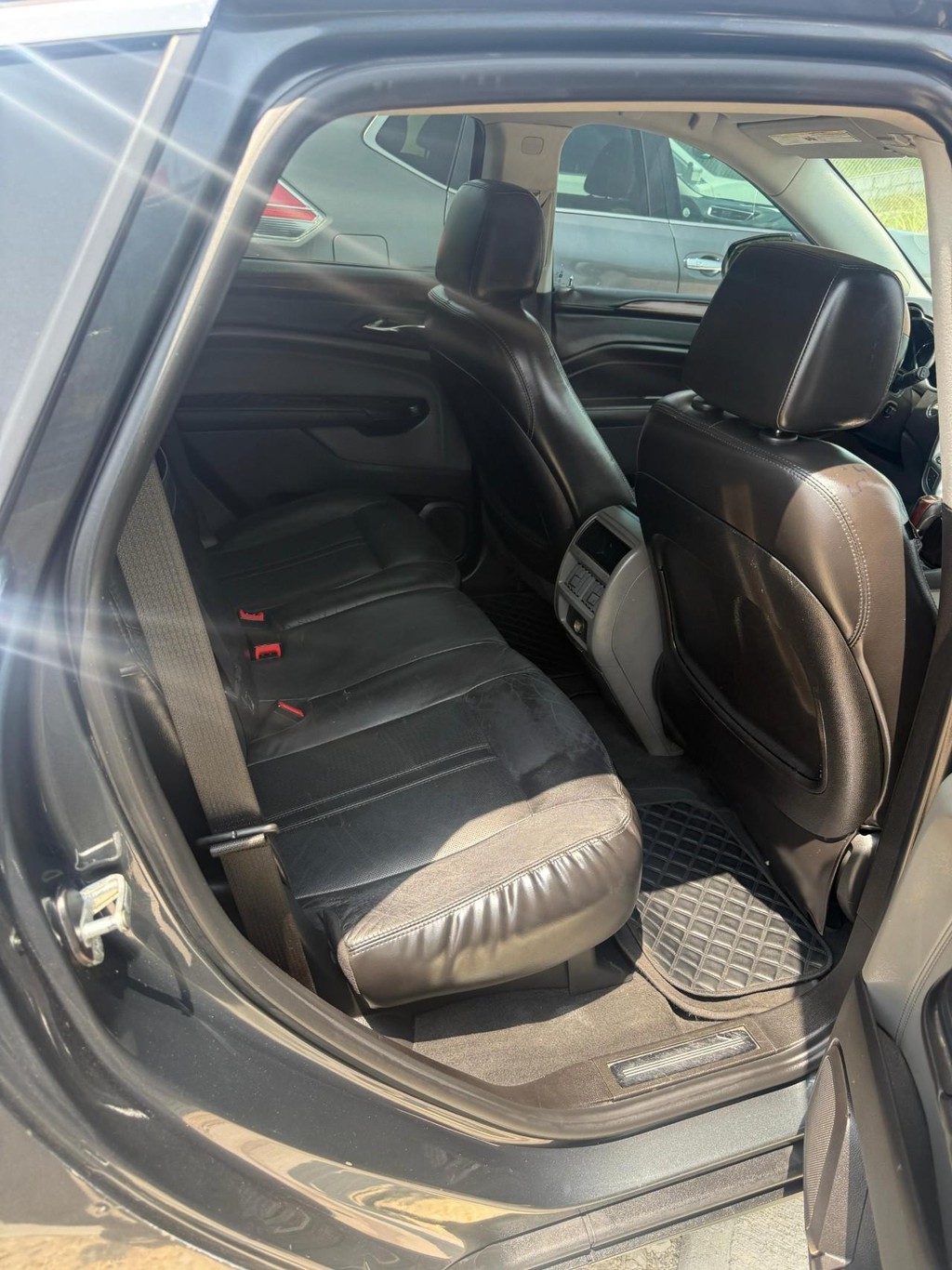 Cadillac SRX Vehicle Full-screen Gallery Image 04