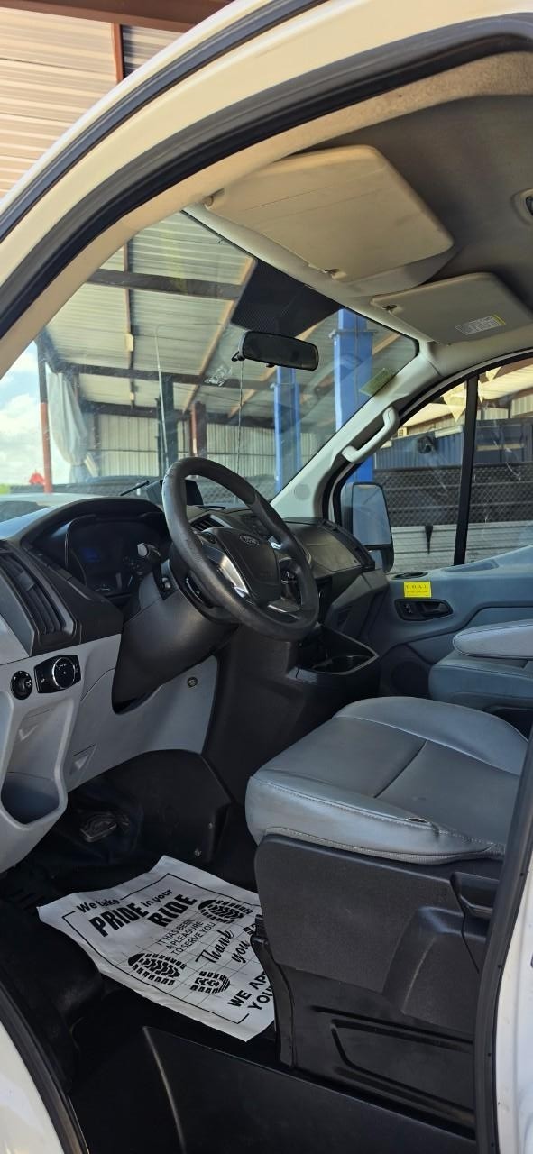 Ford Transit 250 Vehicle Full-screen Gallery Image 02