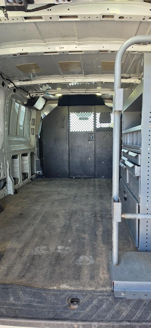 Ford Transit 250 Vehicle Full-screen Gallery Image 04