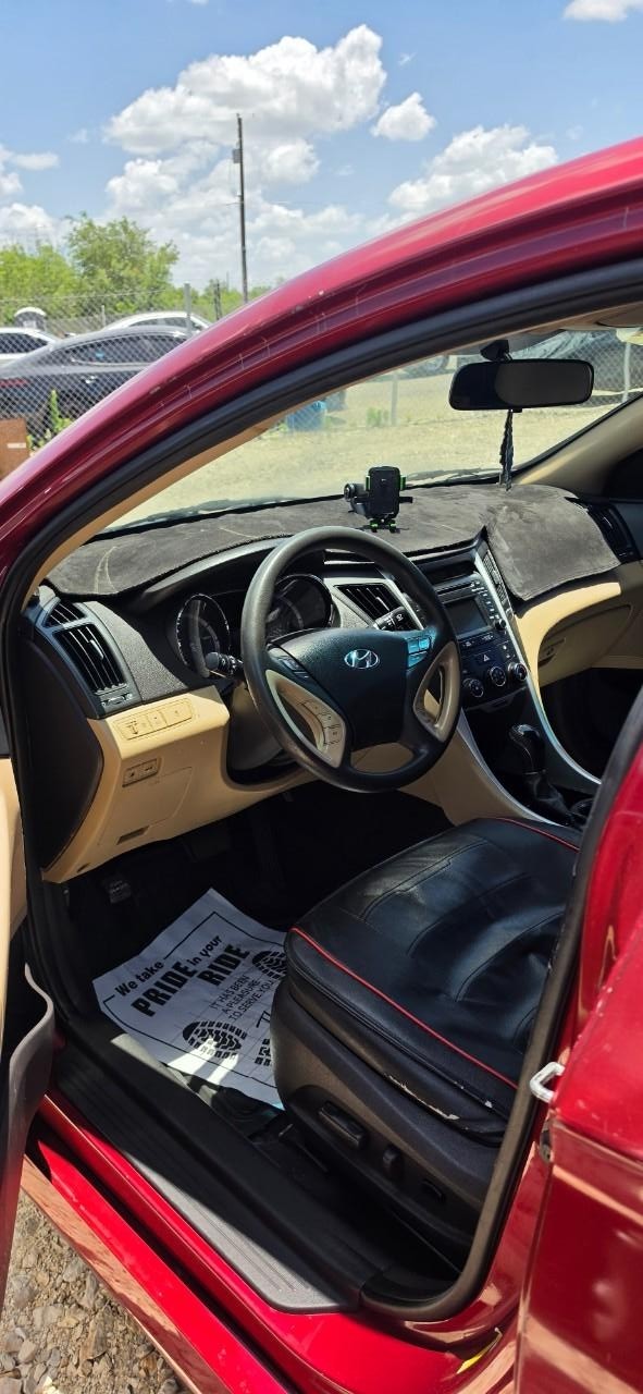 Hyundai Sonata Vehicle Full-screen Gallery Image 02