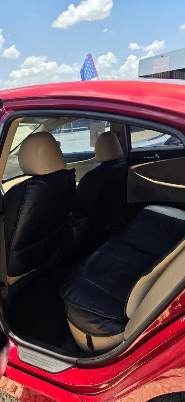 Hyundai Sonata Vehicle Full-screen Gallery Image 03