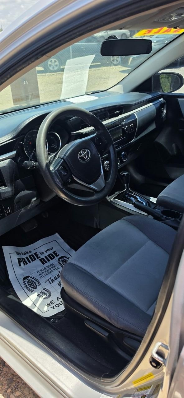 Toyota Corolla Vehicle Full-screen Gallery Image 02