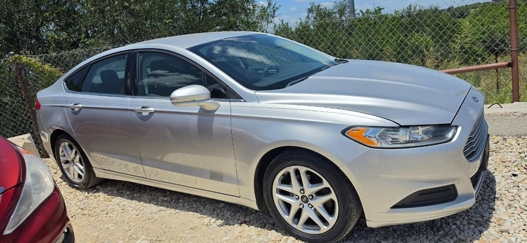 Ford Fusion Vehicle Full-screen Gallery Image 04
