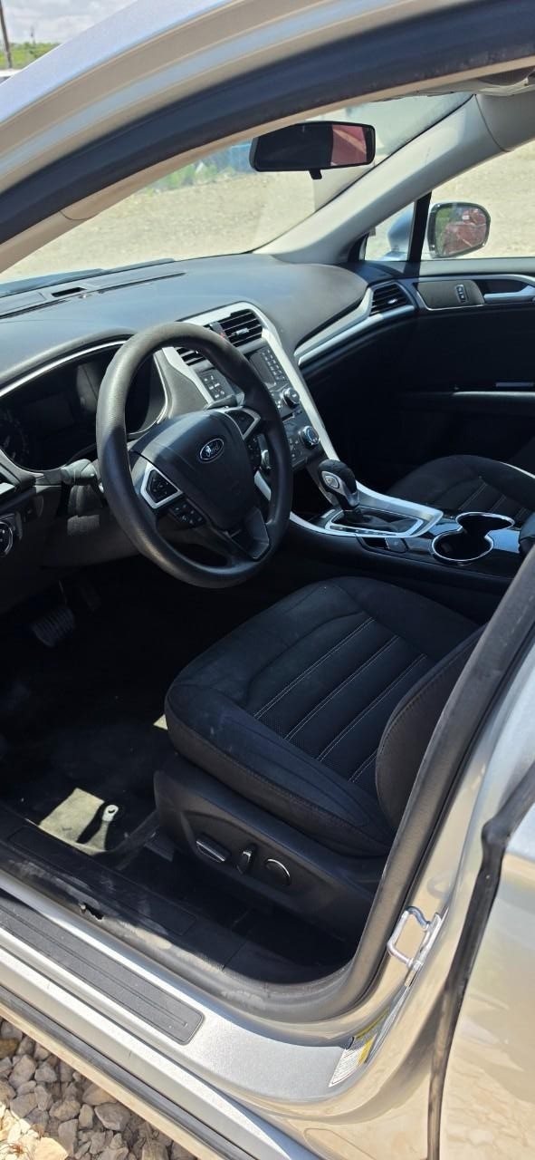 Ford Fusion Vehicle Full-screen Gallery Image 02